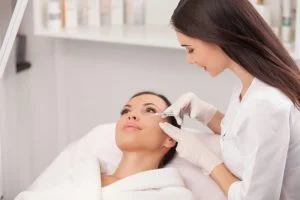 Tratament fata: injectii cu acid hialuronic