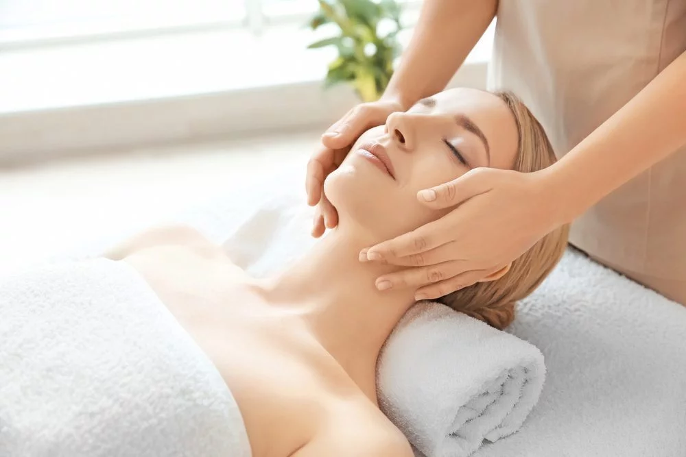 Beneficiile unui masaj de relaxare facial Beneficiile unui masaj de relaxare facial
