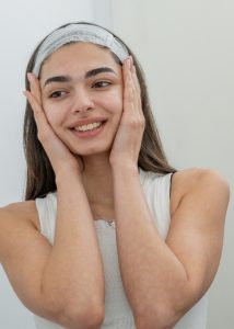 Masaj facial acasa sau la salon