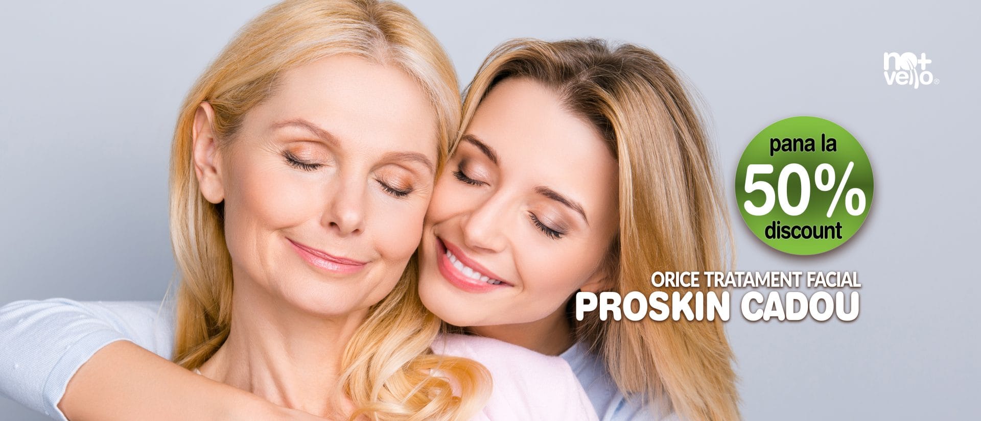 Mama si fiica se imbratiseaza