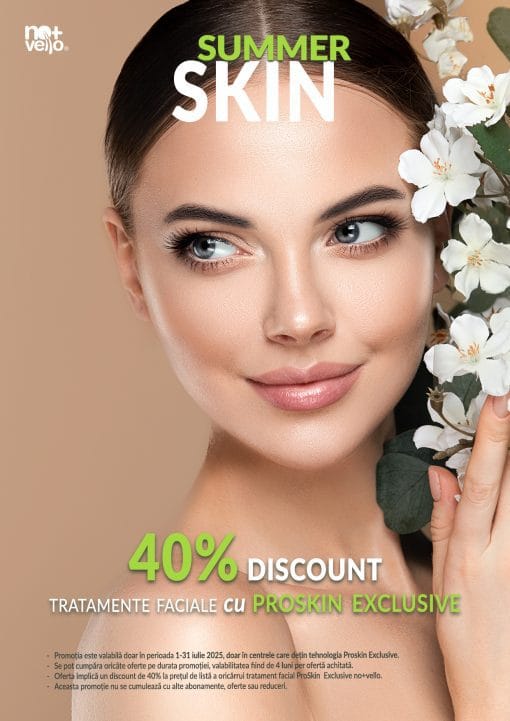 Femeie tanara, atractiva, langa un buchet de flori de iasomie, privind in dreapta ecramului. Oferta luna iulie pentru proskin Exclusive.