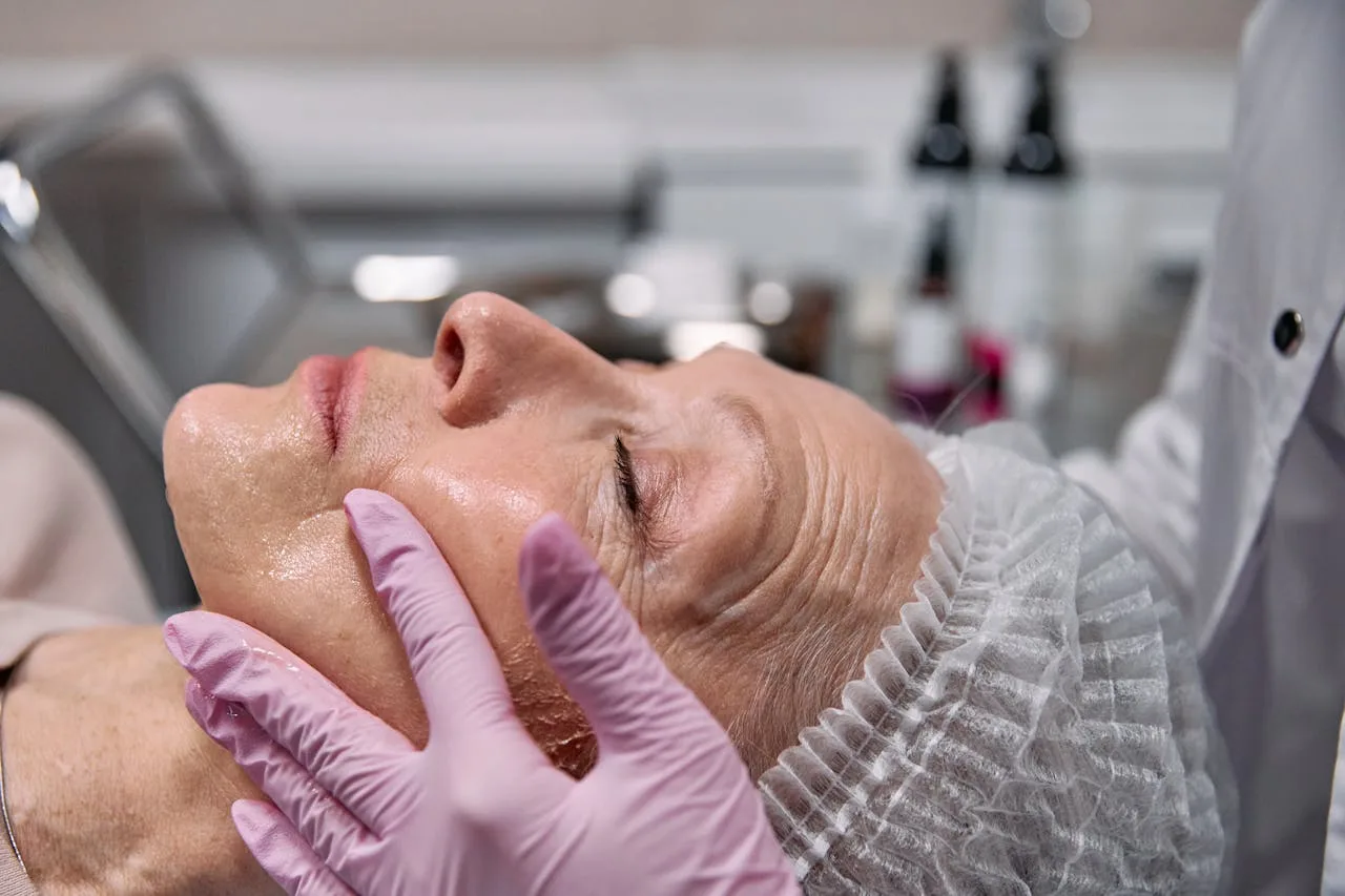 Femeie în vârstă la un tratament de rejuvenare facială