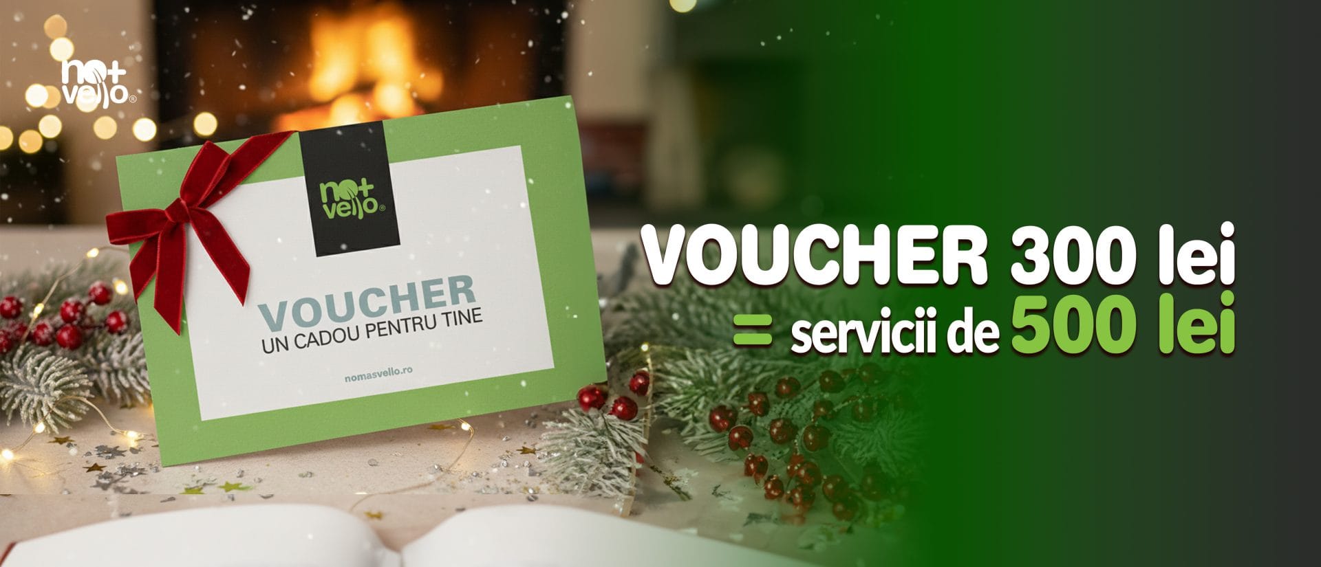 imagine de interior cu aspect craciunesc si un voucher cadou pe masa