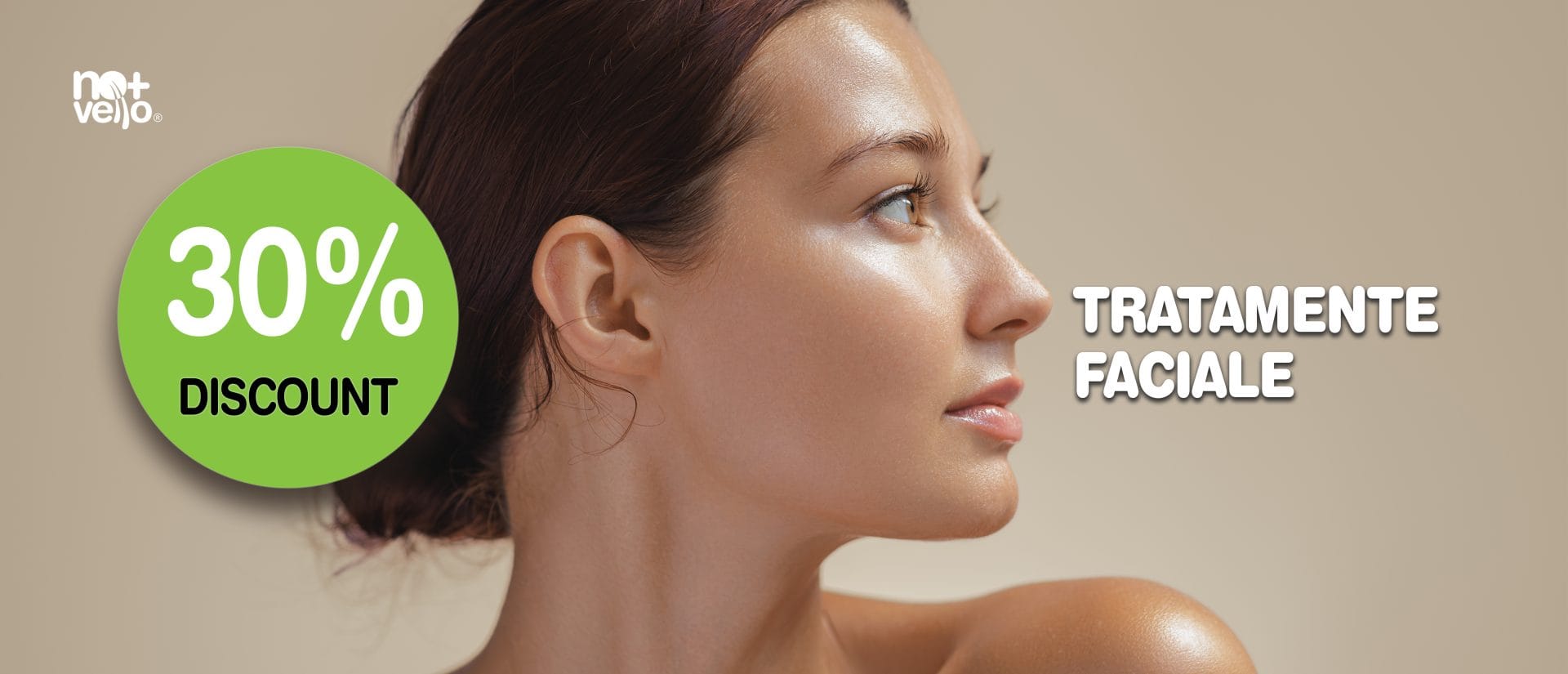 Cap de femeie privind catre dtanga, bulina de promotie 30% discount in spatele ei