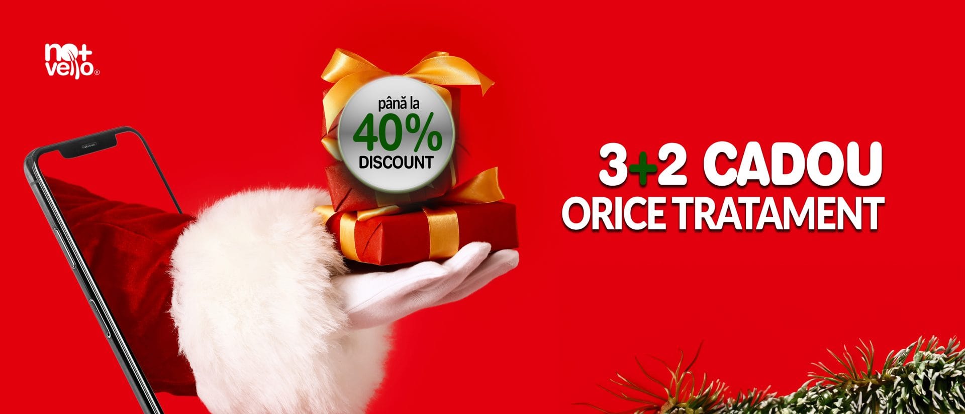 Mana de Mos Craciun pe fundal rosu.