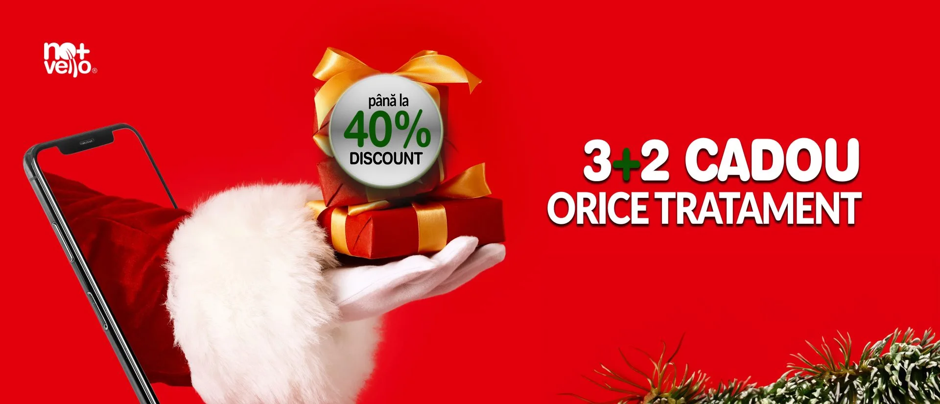 Mana de Mos Craciun pe fundal rosu.