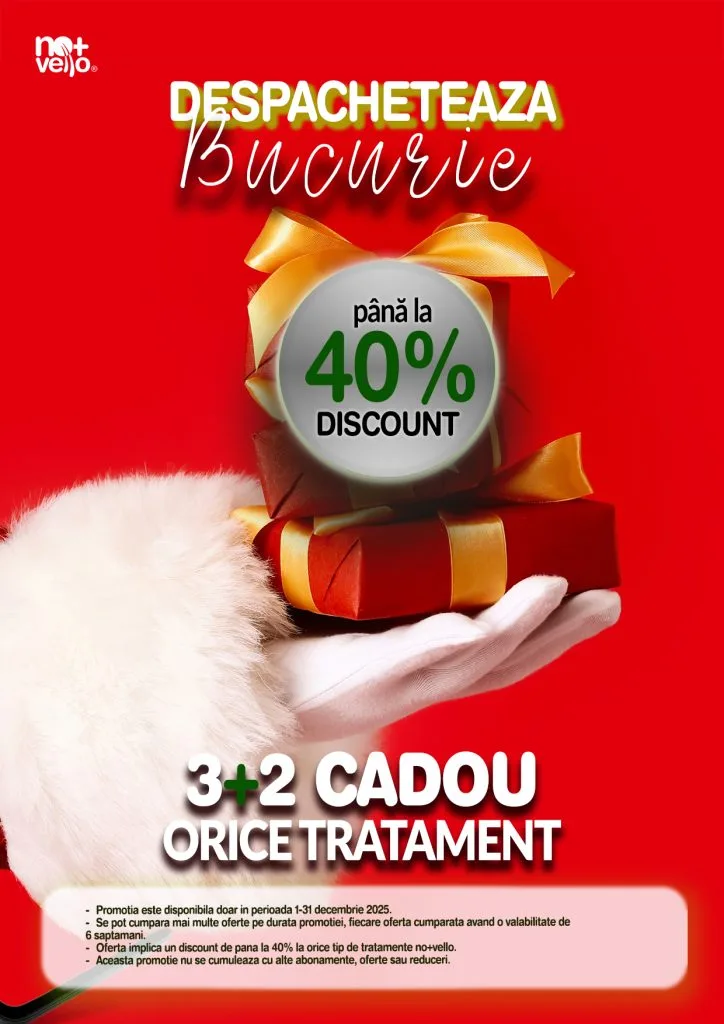 Mana de Mos Craciun iesind din ecran de telefon, ce tine 3 cadouri in mana, pe un fundal rosu