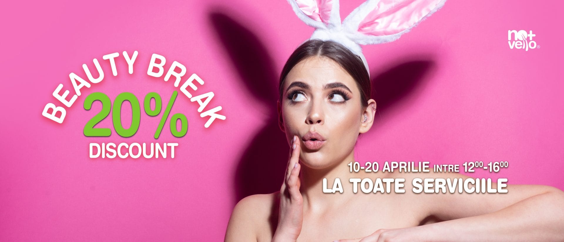 Fata cu urechi de eipuras, privin surprisa catre mesajul de oferta.