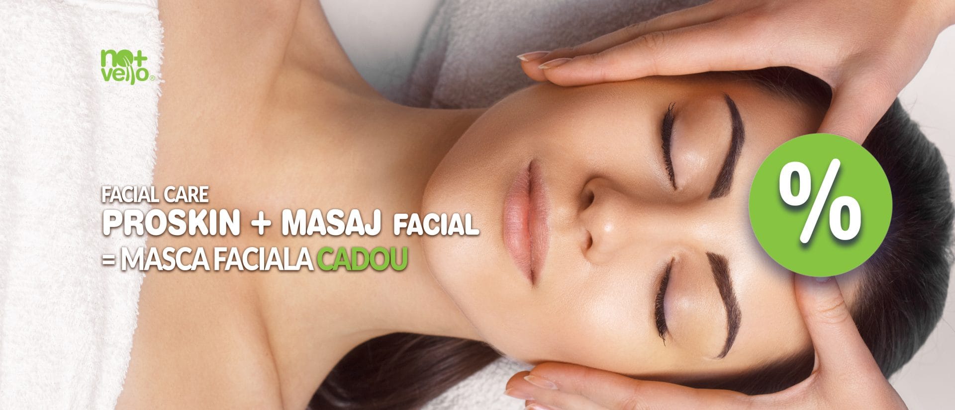 Femeie relaxându-se în timpul unui tratament facial Nomasvello. Promoția lunii iulie Ritual Facial: la curățarea tenului ProSkin cu ultrasunete și masaj facial, primești o mască facială cadou.